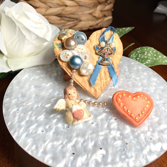 Vintage Brooches, Hummel & Hantiques, Lot of 3 - Picture 16 of 16